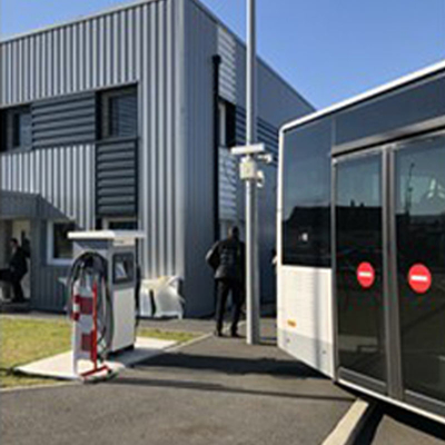 Интерфейс CCS 400KW Выходная мощность DC быстрая станция зарядки электромобилей с рекламным дисплеем